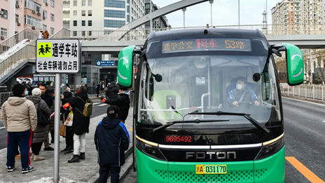 全面升級！400輛新型通學車上路